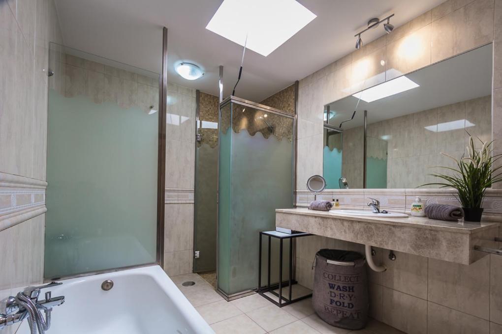 Perfect For Family Holidays With Private Pool, Near And Golf- Ashley Villa *